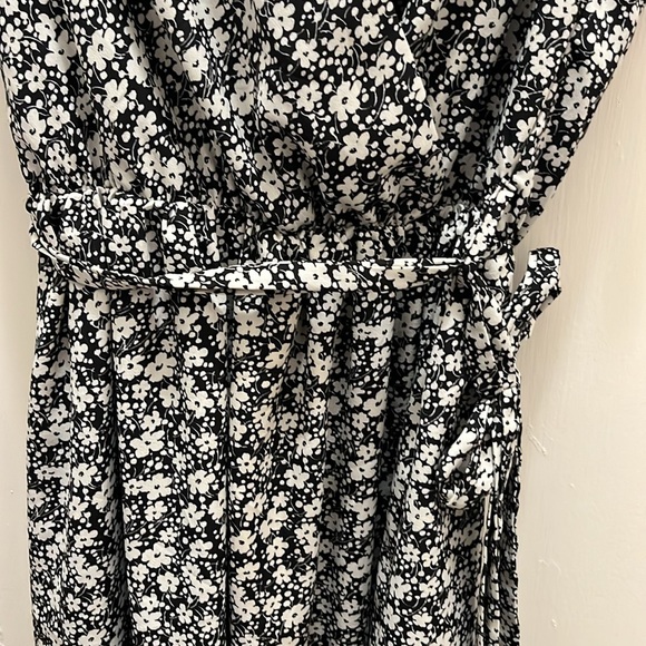 Cute flowy floral dress, a little longer than knee length - Picture 6 of 6